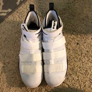 NIKE LEBRON BASKETBALL SHOES